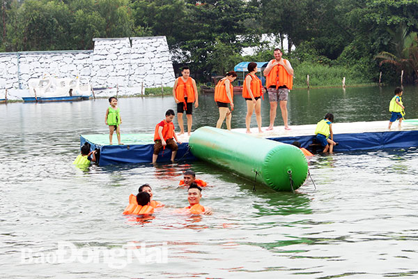 Khách du lịch trải nghiệm các trò chơi ở Khu du lịch sinh thái Bò Cạp Vàng (xã Phước Khánh, huyện Nhơn Trạch). Ảnh: H.Lộc