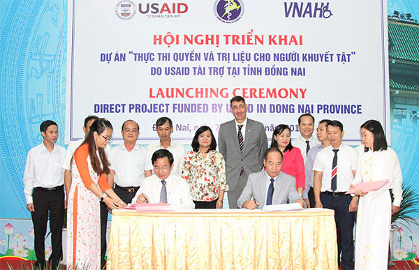 Lãnh đạo Sở Y tế và Hội Trợ giúp người khuyết tật Việt Nam ký kết biên bản hợp tác triển khai Dự án thực thi quyền và trị liệu cho người khuyết tật, do USAID tài trợ tại tỉnh Đồng Nai với sự chứng kiến của Phó chủ tịch UBND tỉnh Nguyễn Hòa Hiệp và lãnh đạo các đơn vị liên quan.
