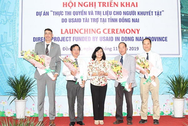 Phó chủ tịch UBND tỉnh Nguyễn Hòa Hiệp tặng hoa tri ân Hội Trợ giúp người khuyết tật Việt Nam, Cơ quan phát triển quốc tế Hoa Kỳ, Sở Y tế vì đã tham gia hợp tác triển khai Dự án thực thi quyền và trị liệu cho người khuyết tật do USAID tài trợ tại tỉnh Đồng Nai. 