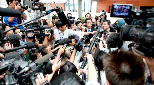 Nhà báo có quyền hỏi và chuyên gia có trách nhiệm trả lời. Nhà báo không cần “thiết nghĩ”, hãy để chuyên gia lên tiếng. Trong ảnh: Ông Pak Ui Chun, phát ngôn viên của Triều Tiên trả lời báo chí tại một hội nghị được tổ chức tại Hà Nội. Ảnh: AFP