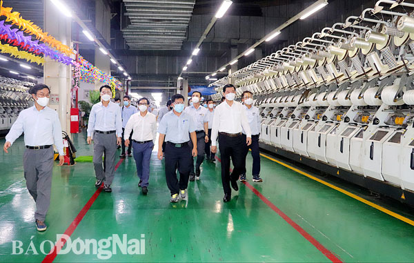 Ủy viên Trung ương Đảng, Bí thư Tỉnh ủy Nguyễn Hồng Lĩnh (bìa phải) đến thăm và làm việc với Công ty TNHH Hyosung Việt Nam. Ảnh: H.Giang