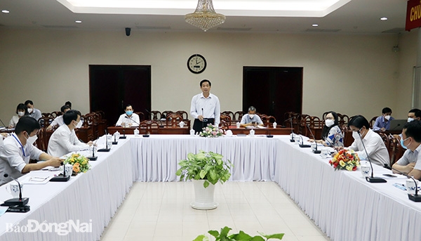 Phó chủ tịch UBND tỉnh Võ Văn Phi chủ trì cuộc họp