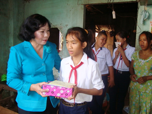 Đồng chí Bùi Ngọc Thanh, tặng quà cho em Lê Thị Tuyết Ngân 