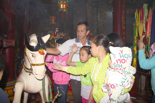 Nhiều người đã xoa vào chân con ngựa thờ ở đình, sau đó xoa lên đầu và đầu gối của mình với mong muốn sẽ có một năm sức khỏe dồi dào.