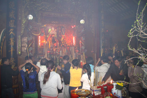 Người dân thắp nhang cầu nguyện may mắn trong năm 2014