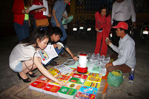 Sách tử vi được bán công khai tại một ngôi đình.