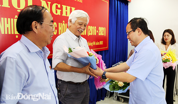 Phó bí thư Tỉnh ủy Quản Minh Cường tặng hoa các ĐBQH tỉnh hoàn thành công tác nhiệm kỳ 2016-2021