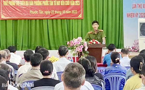 Đội Cảnh sát phòng cháy, chữa cháy và cứu nạn, cứu hộ Công an TP.Biên Hòa tuyên truyền an toàn phòng cháy, chữa cháy cho các chủ nhà trọ tại P.Phước Tân (TP.Biên Hòa). Ảnh: CTV