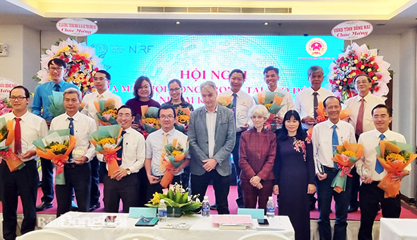 Hội đồng trọng tài lao động tỉnh chụp hình lưu niệm cùng các đại biểu. Ảnh: Lan Mai